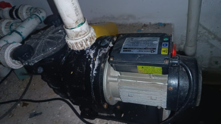 BOMBA DE ALBERCA CON FUGAS